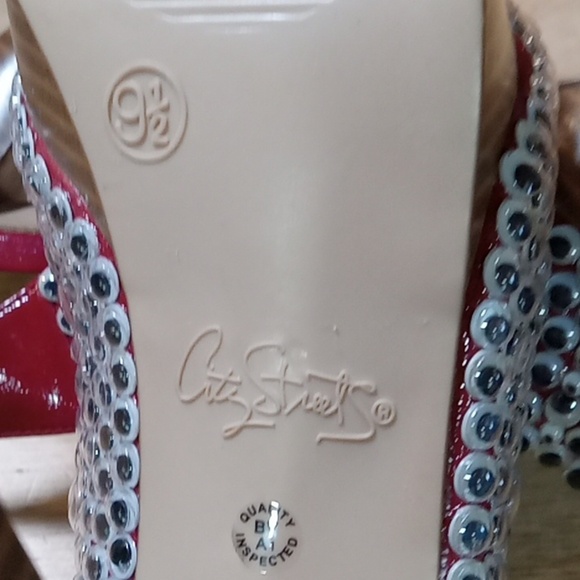City Streets Burgandy Heels Embellished With Googly Eyes - Picture 6 of 7